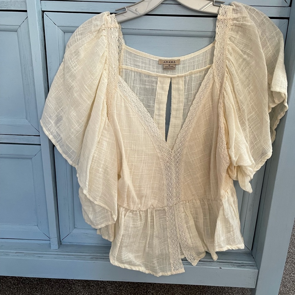 Key hole back. Medium. Flutter sleeve